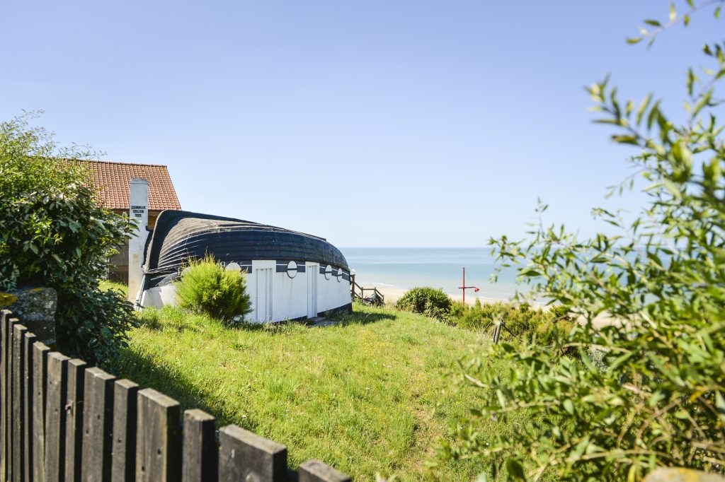 Equihen plage and the upside down boat turned into a tiny house